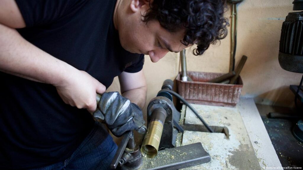 Asgari ücret zammı emeğin büyümeden aldığı pay nasıl düştü | bursada biz | bursadan güncel haberler Sanayide üretim yapan bir işçi torna makinesinde metal parça işliyor