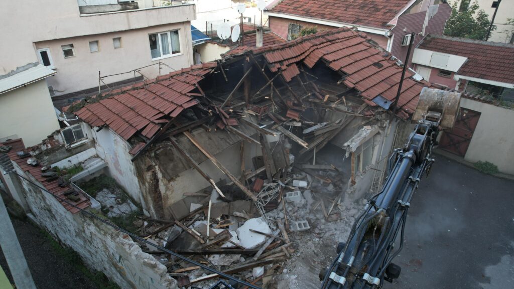 Yıkım sırasında belediye ekipleri güvenlik önlemleri altında çalışmaları sahadan yakından takip etti