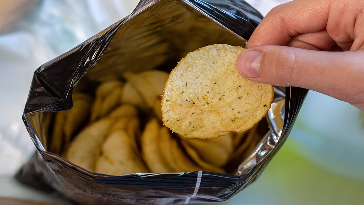 ‘Yemeyin’ uyarısı yayımlandı, popüler cipsler raflardan kaldırıldı
