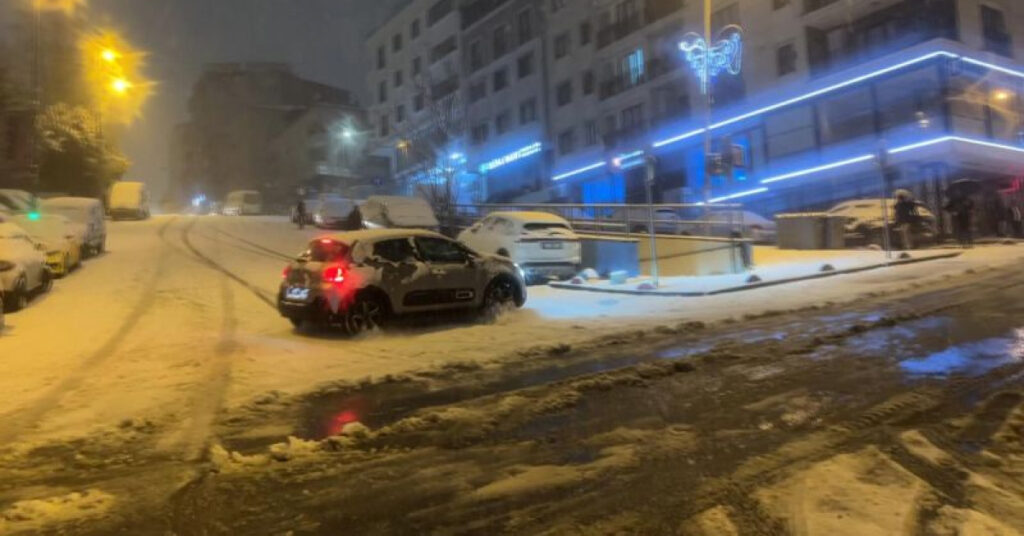 İstanbul trafiğinde kar yoğunluğu!