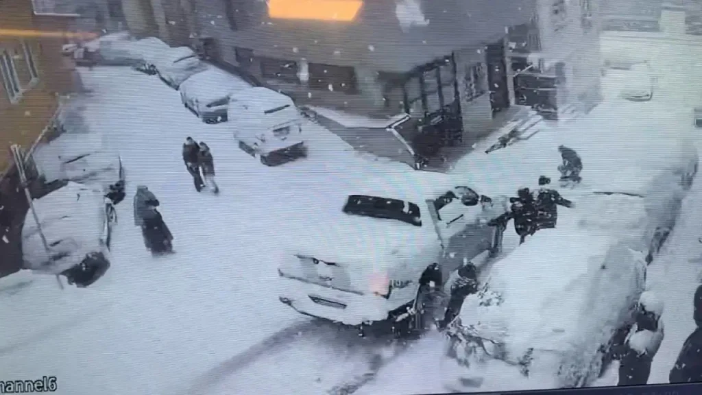 Kağıthane’de yokuşta kayan pikabın çarptığı 2 çocuk yaralandı