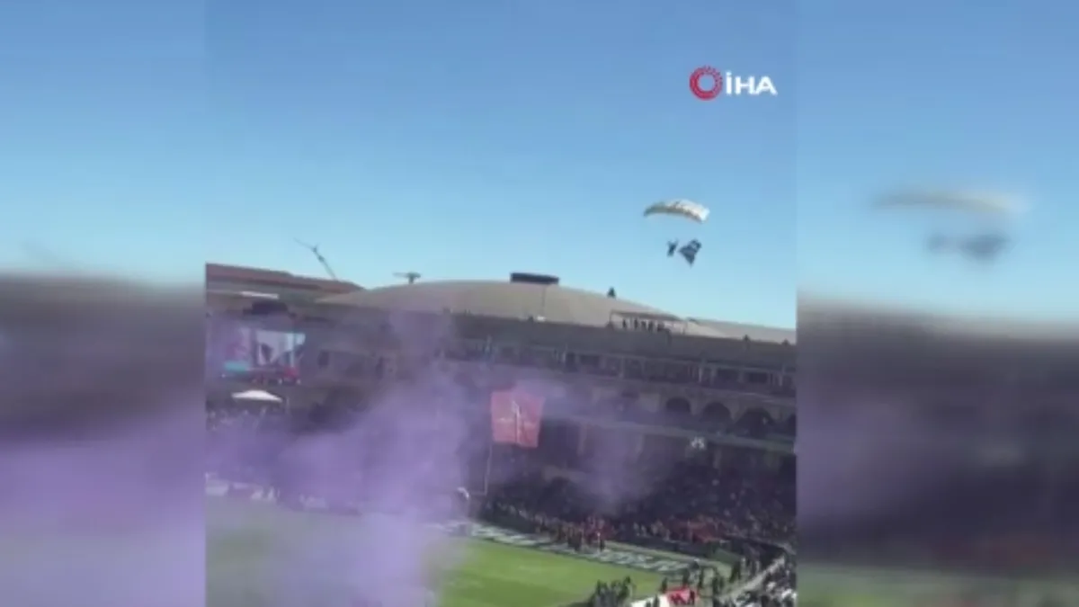 ABD’de korku dolu anlar: Paraşütçü maç öncesi tribüne çakıldı