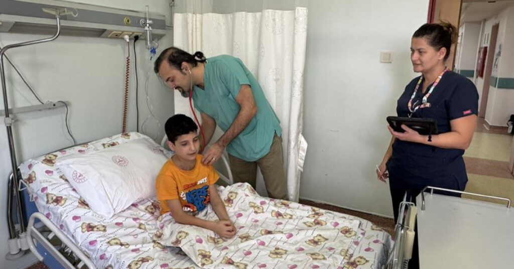 Ameliyat öncesi kalbi durdu! 11 yaşındaki Azat’a kritik müdahale