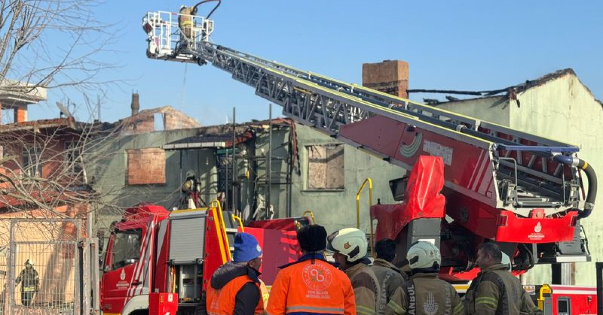 Arnavutköy’de 2 katlı binada yangın çıktı