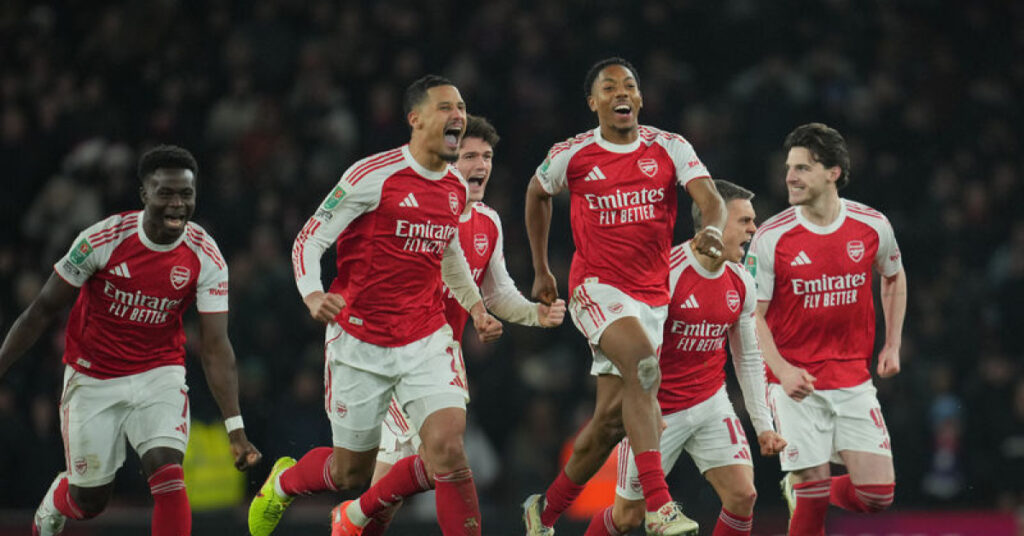 Arsenal final kapısını araladı!