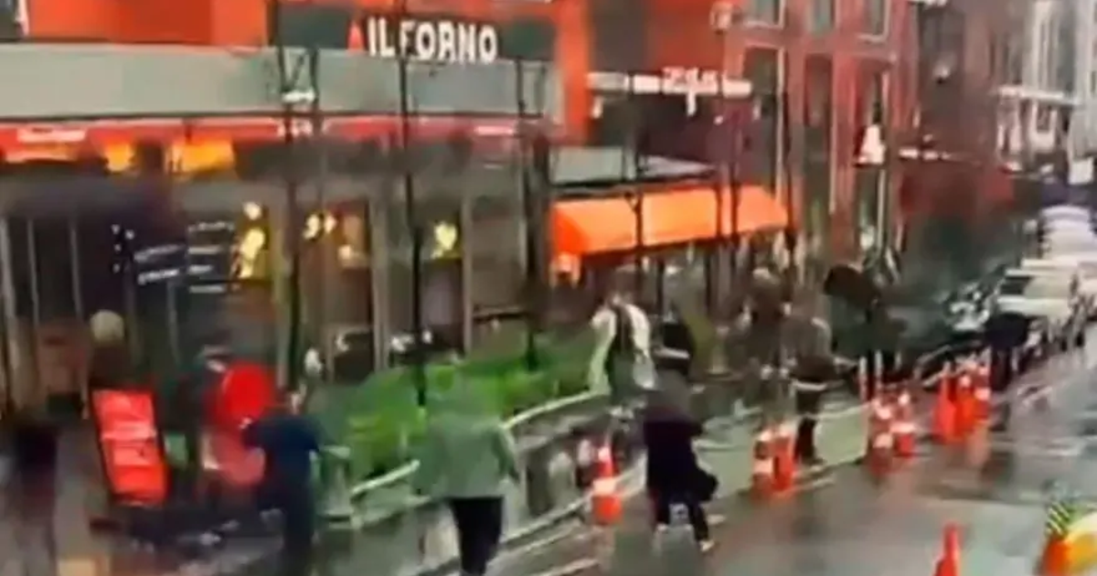 Beyoğlu’nda fırtınada kopan tabela can alıyordu