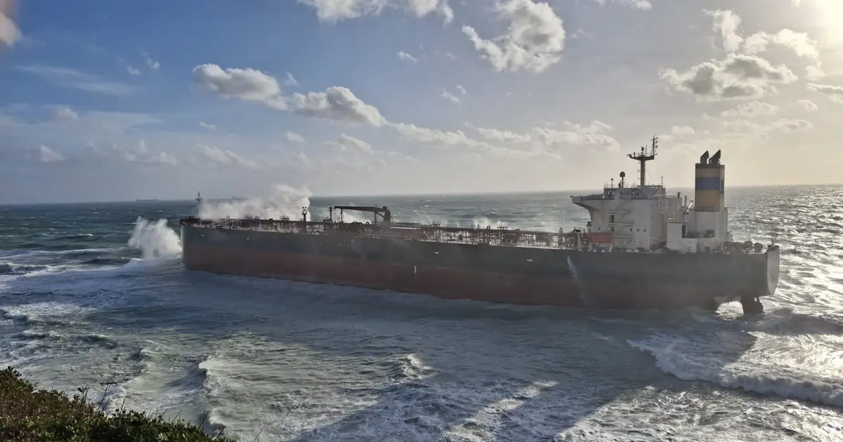 Bozcaada’da petrol tankeri fırtına nedeniyle karaya oturdu