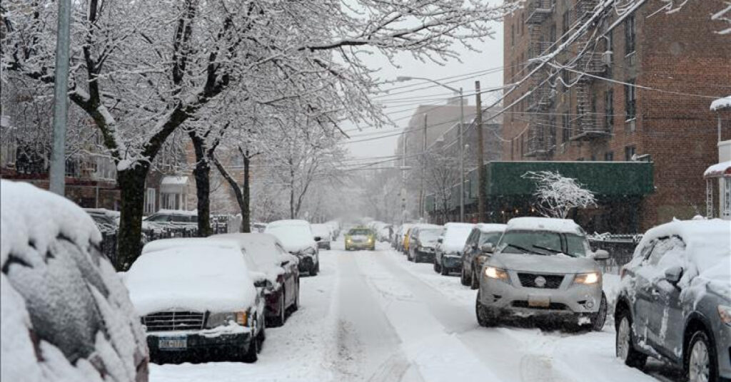 Britanya’da yoğun kar, hayatı olumsuz etkiledi