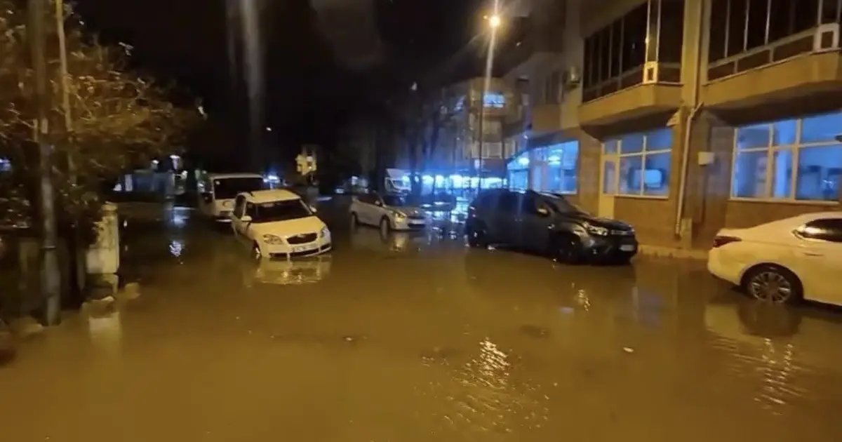 Çanakkale’de sağanak cadde ve sokakları göle çevirdi