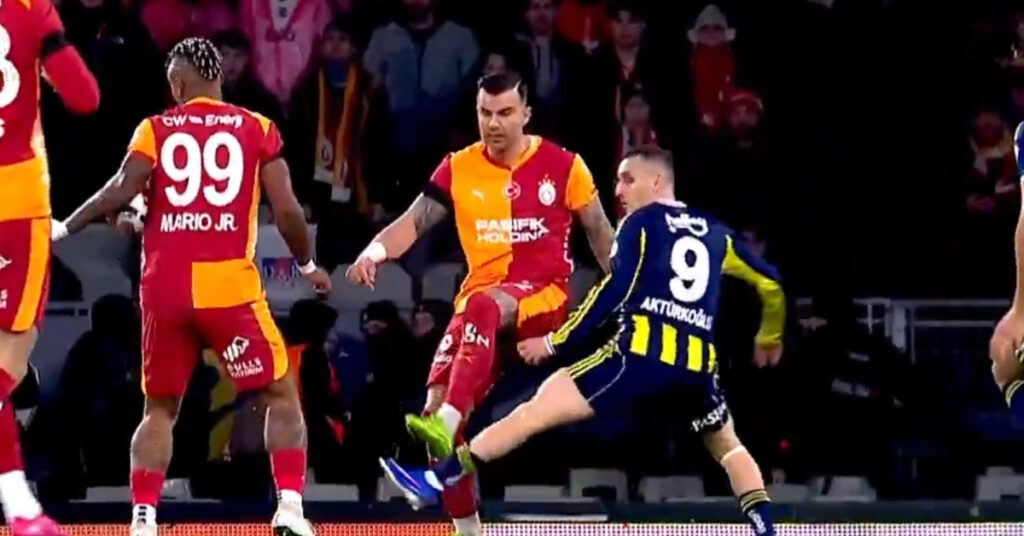 Dev derbide penaltı ve kart itirazı!