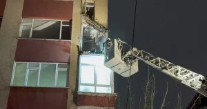 Gece yarısı kabus gibi anlar. 2 balkon kendiliğinden çöktü