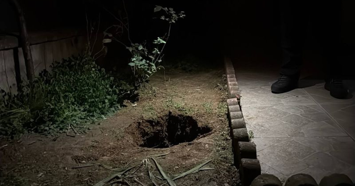 Girişinde çukur oluşan 5 katlı bina boşaltıldı