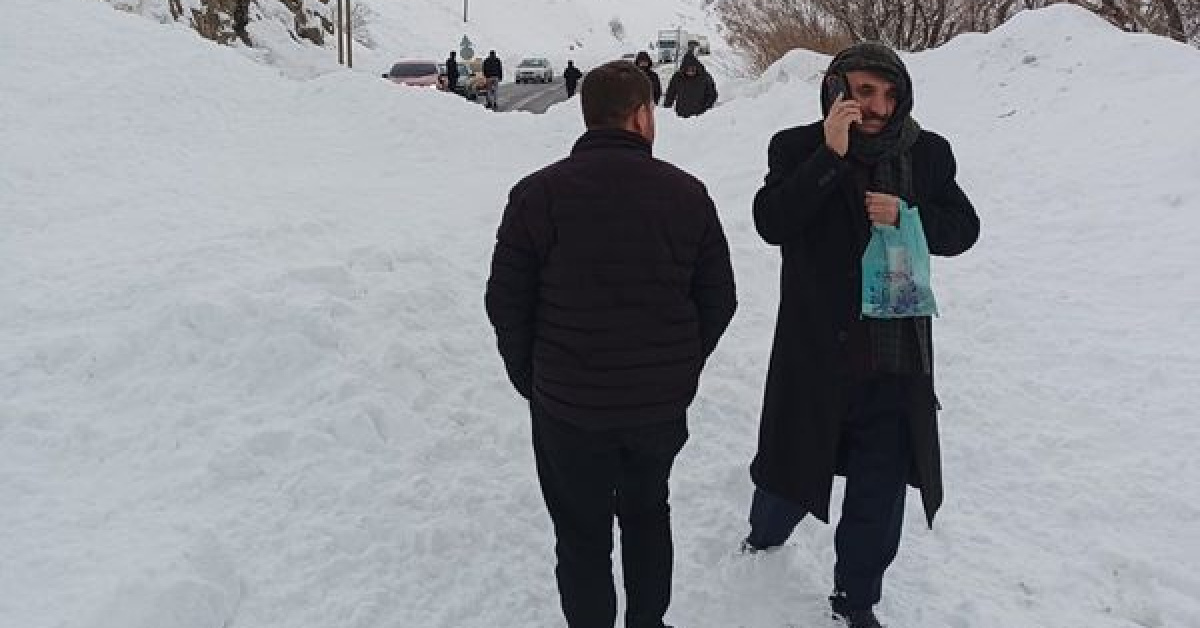 Hakkari- Van karayoluna çığ düştü