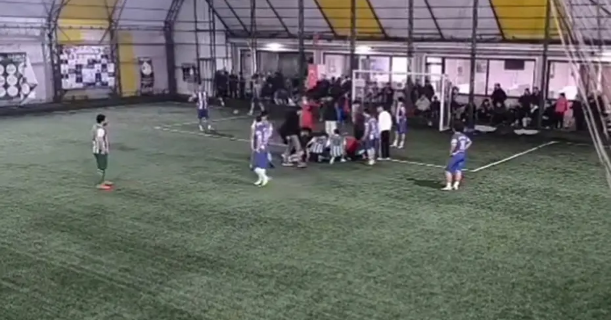 Halı sahada korku dolu anlar. Hakem müdahalesi kurtardı