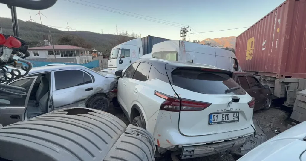 Hatay’da 11 araç birbirine gitti, karayolu savaş alanına döndü: 11 yaralı