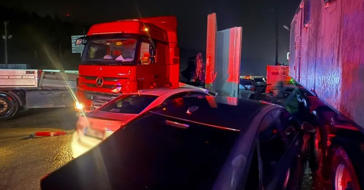 Hatay’da TIR, park halindeki 8 araca çarptı