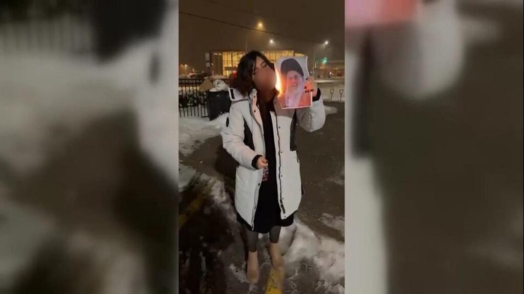 İran’da protestoların simgesi olmuştu! Hamaney fotoğrafını yakan eylemci değil, fenomen çıktı