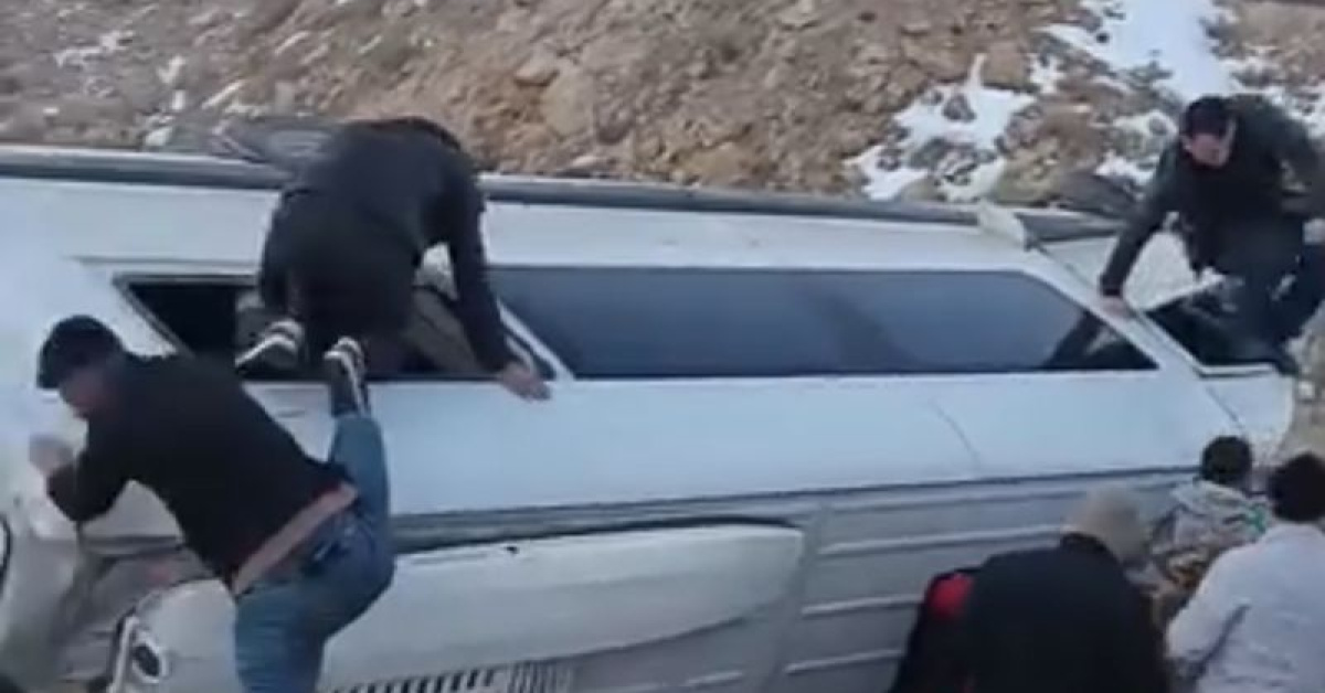 İşçi servisi devrildi: 10 yaralı