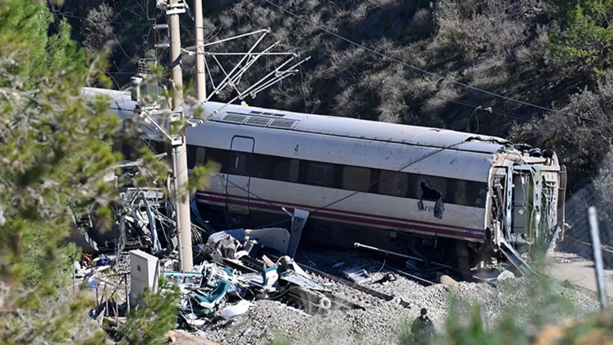 İspanya’da iki tren çarpıştı! 1 makinist öldü en az 37 kişi yaralı!
