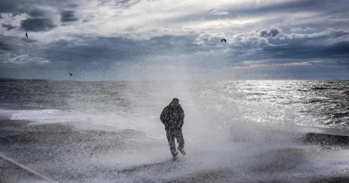 İstanbul’da lodos fırtınası. Dev dalgalar sahile vurdu