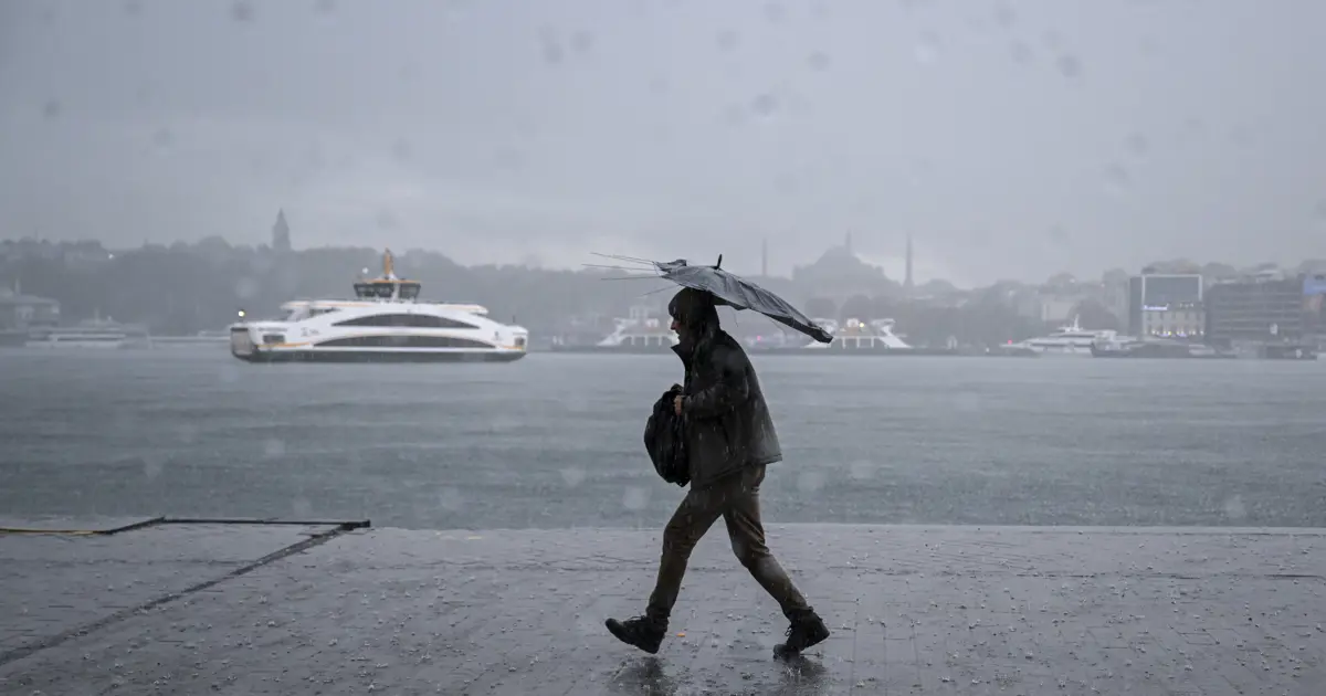 İstanbul’da sert lodos ve yağmur var. 24 il için fırtına uyarısı