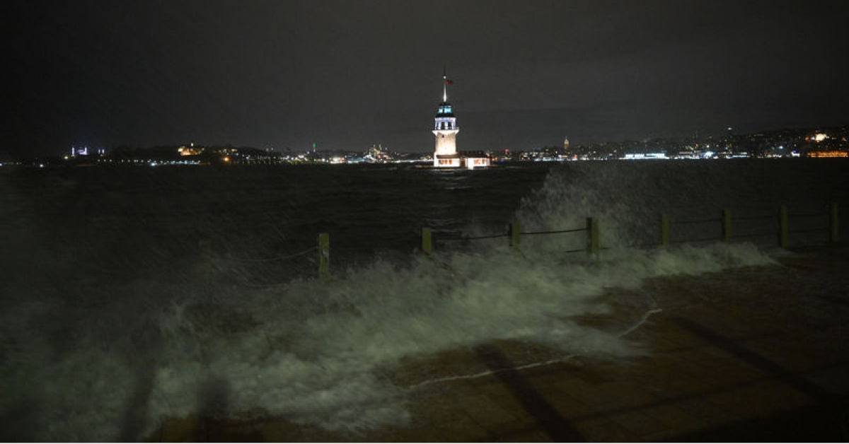İstanbul’da yağışlı, fırtınalı gece