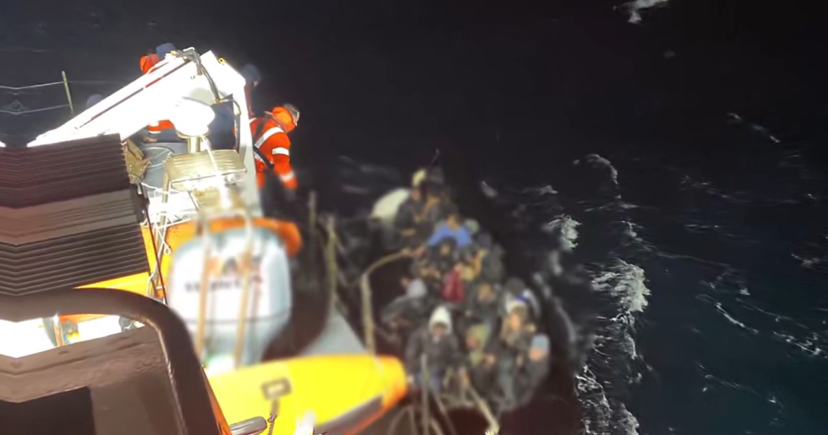 İzmir’de göçmen botu yarı batık halde bulundu. 37 kaçak göçmen kurtarıldı, 1 kişi yaşamını yitirdi