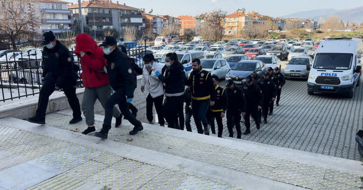 İzmir’deki fuhuş operasyonunda 8 tutuklama