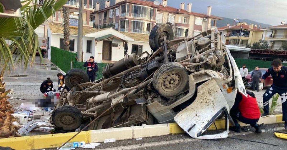 Kamyonet bariyerlere girdi: 2 ölü