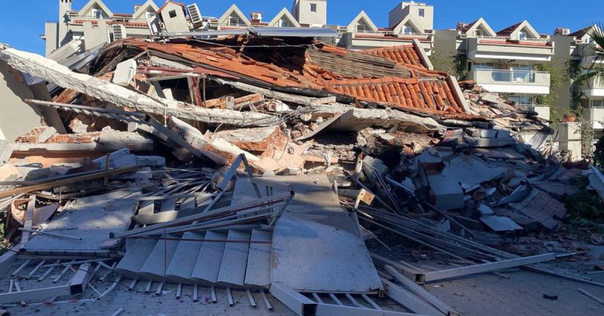 Marmaris’te 5 katlı otel çöktü!