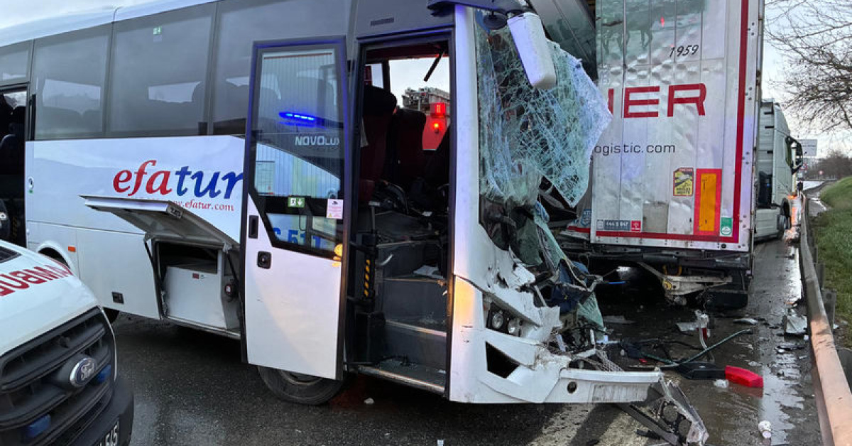 Midibüs TIR’a çarptı: 13 yaralı