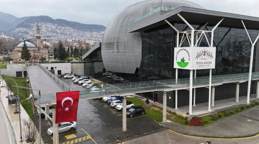 Osmangazi Belediyesi Binalarını Türk Bayraklarıyla Donattı