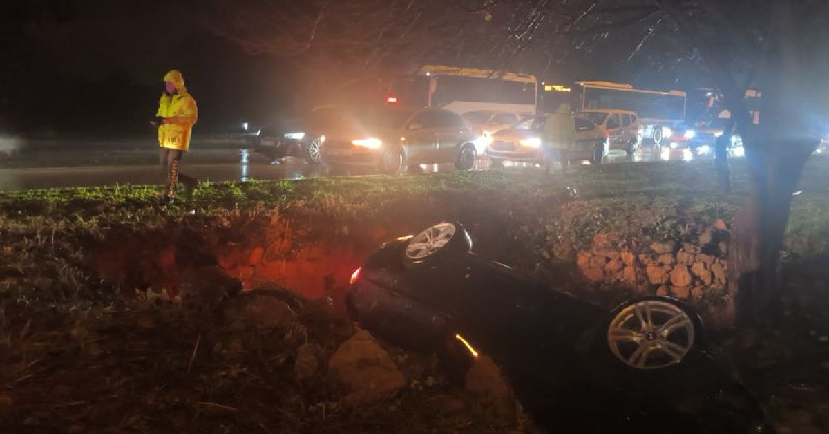 Otomobil refüjdeki çukura düştü: 3 yaralı