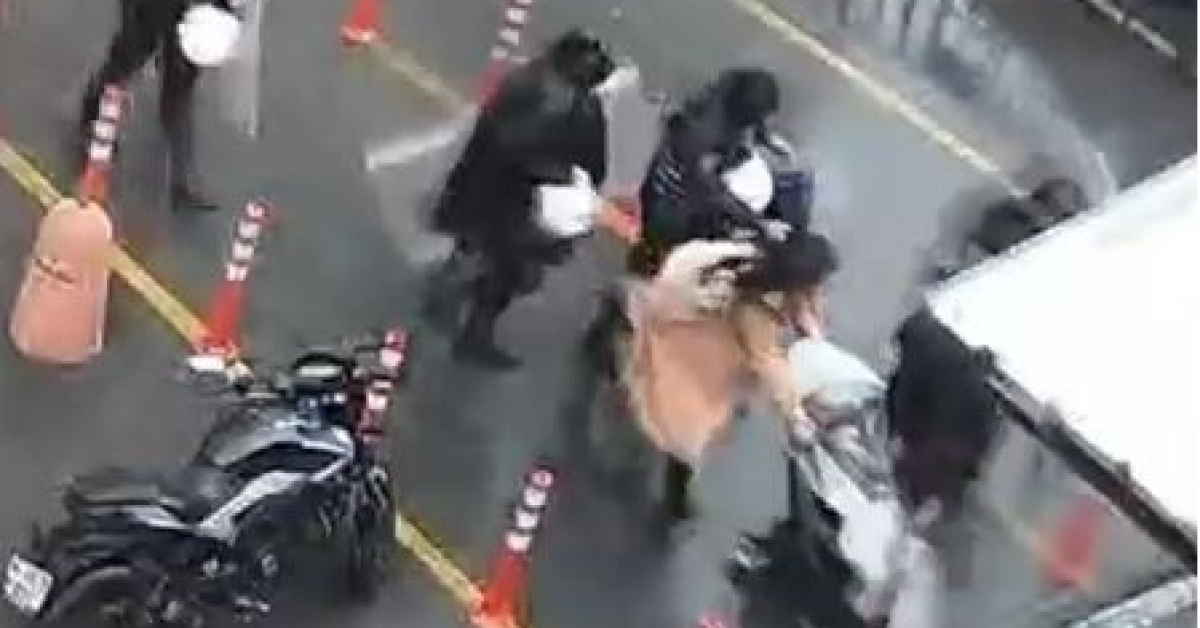 Pusetteki bebeğe fırtına kalkanı