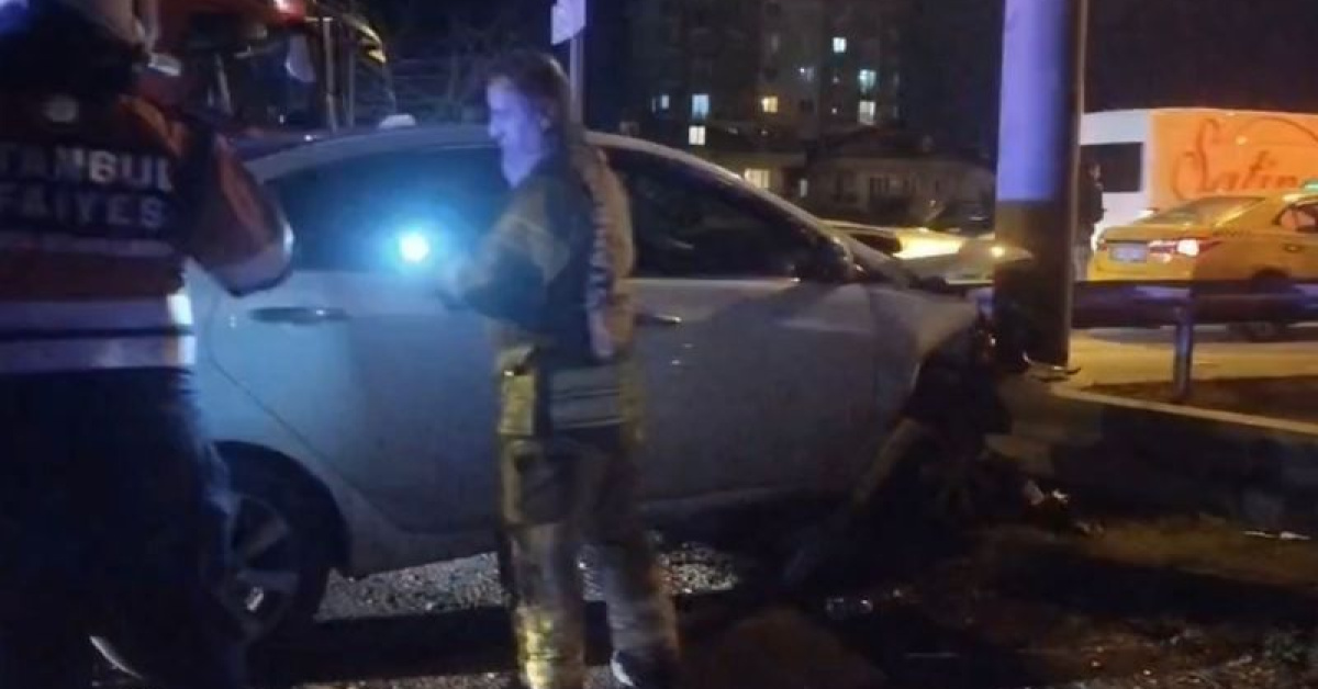 Ümraniye’de otomobil bariyerlere çarptı