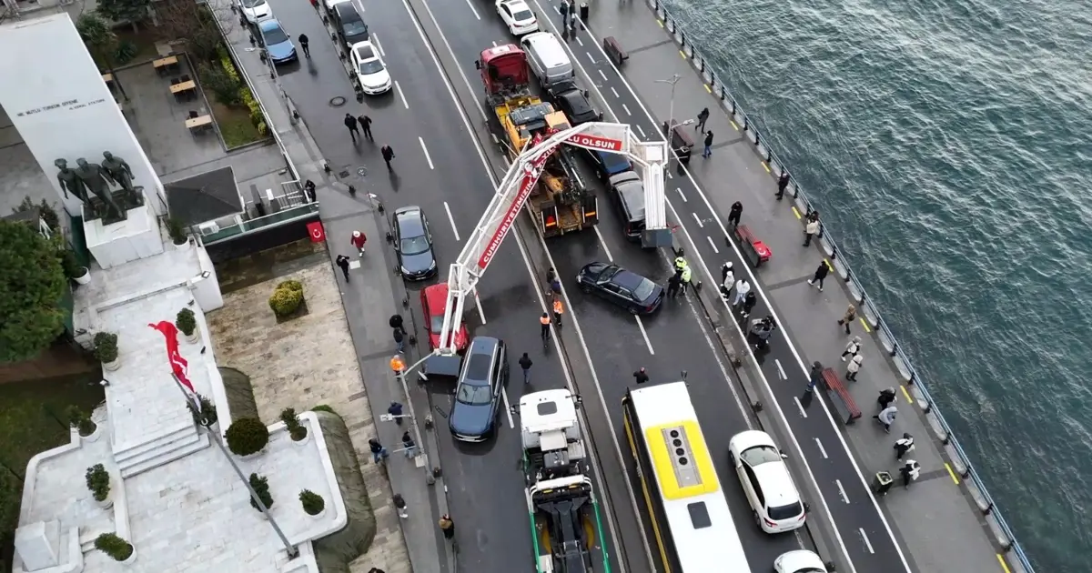 Üsküdar’da TIR’ın üzerindeki ekskavatör tabelayyı yıktı: 7 araç zarar gördü