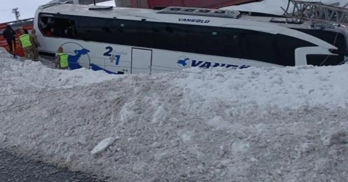 Van’da yolcu otobüsü kaza yaptı. Yaralılar var