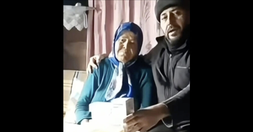 Yolu kardan kapanan köydeki hastanın ilaçlarını ekipler ulaştırdı