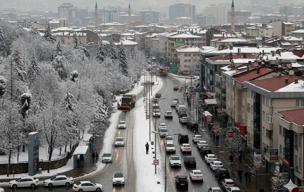 Bursa’da Hafta Sonu Hareketliliği: Trafik, Kar ve Siyaset Gündemi