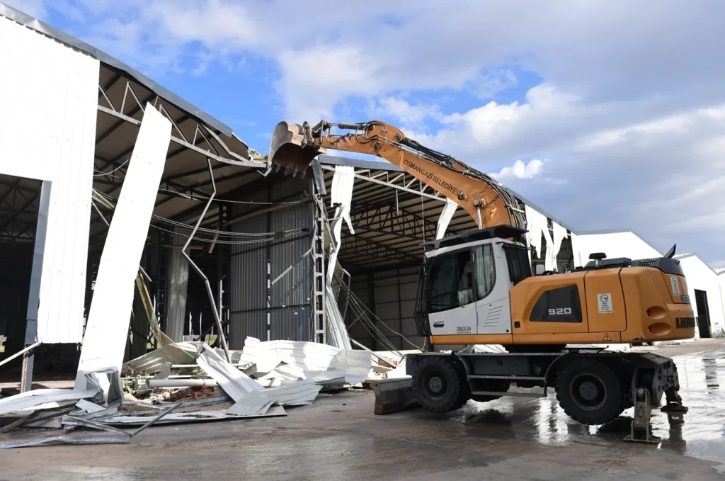 Osmangazi’de Tarım Arazilerindeki Kaçak Depolar Yıkılıyor