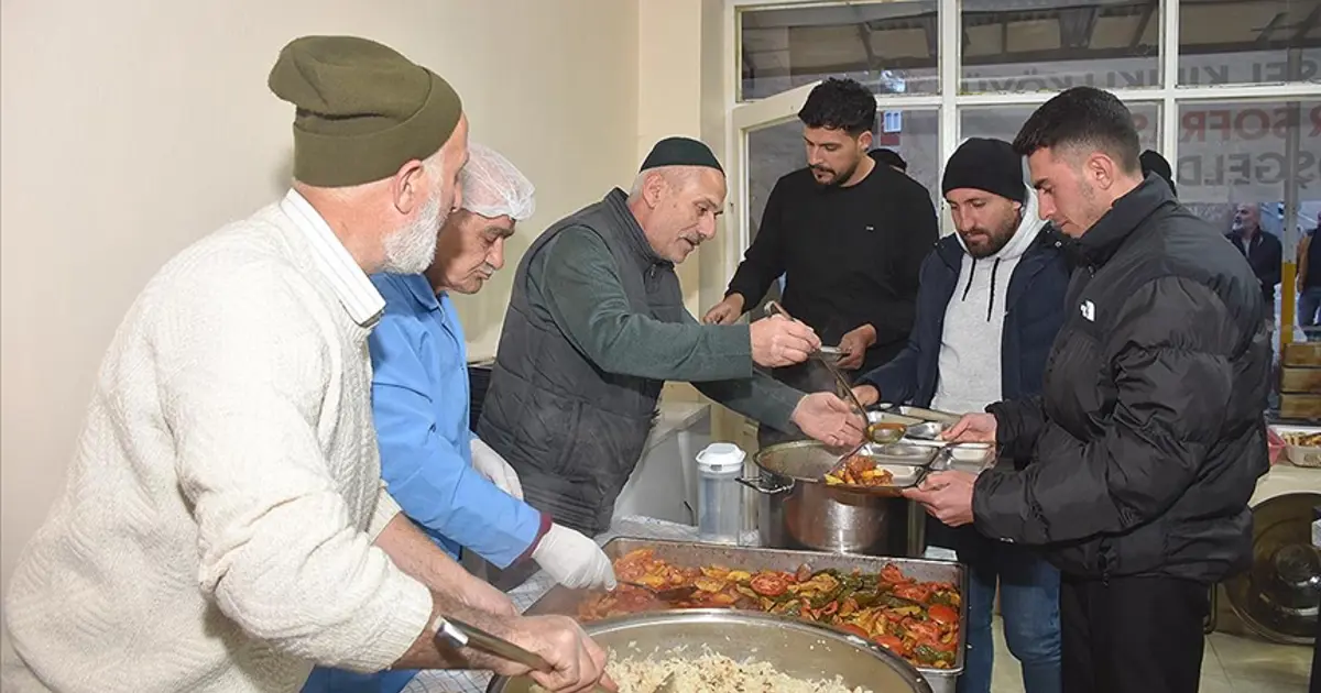 18 yıldır devam eden gelenek. Yoldan geçenleri durdurup iftar veriyorlar