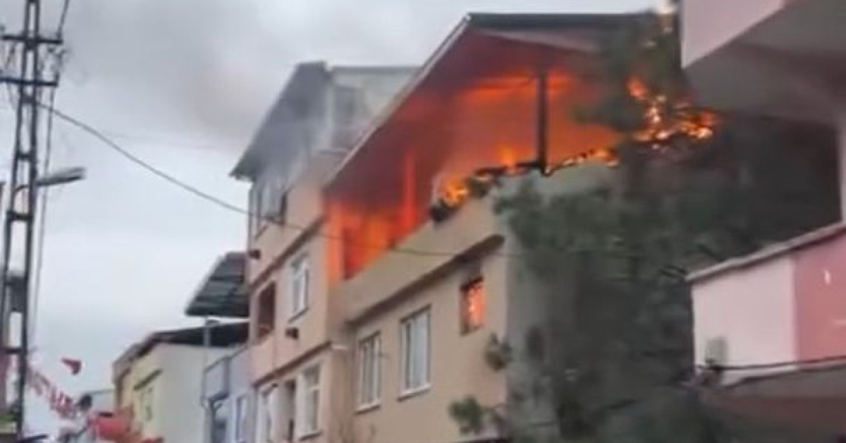 3 katlı binanın çatı katında yangın çıktı