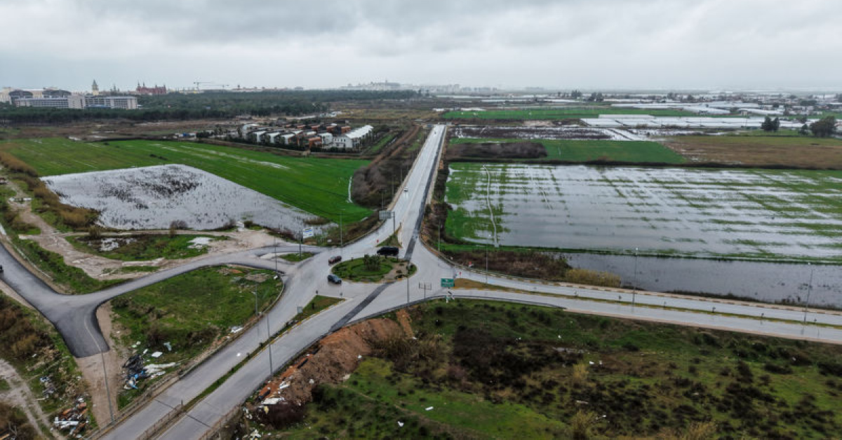 Antalya’da büyük enkaz! Hortum sonrası su çekilmedi!