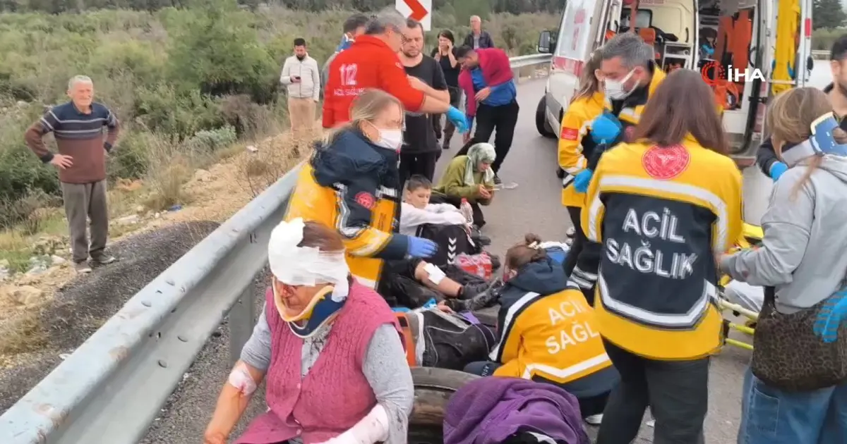 Antalya’da yolcu otobüsü devrildi. Çok sayıda yaralı var