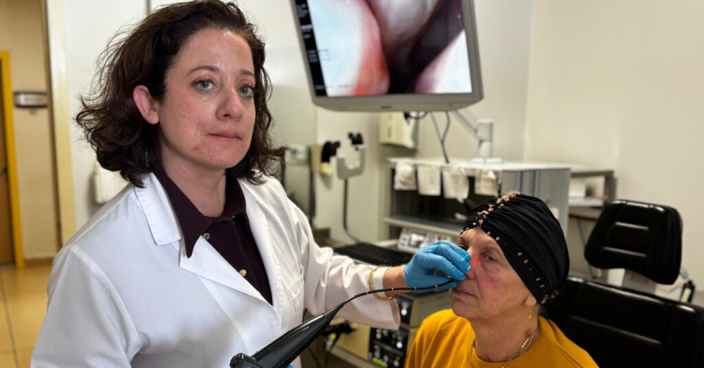 Bir gecede ses telleri felç olan anneyi doktor kızı iyileştirdi