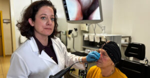Bir gecede ses telleri felç olan anneyi doktor kızı iyileştirdi