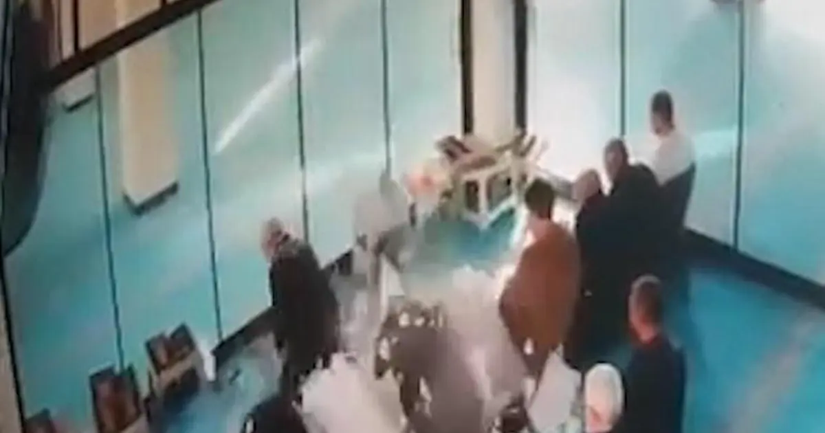 Caminin tavan alçısı cemaatin üstüne düştü