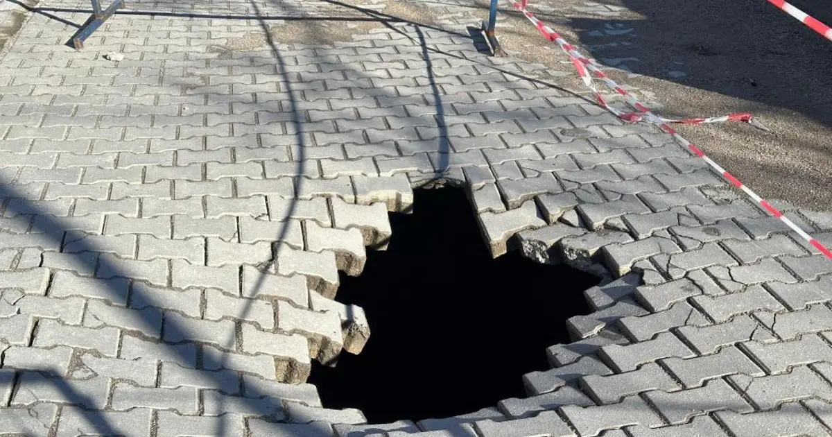 Çanakkale’de yol çöktü, iki metrelik çukur oluştu
