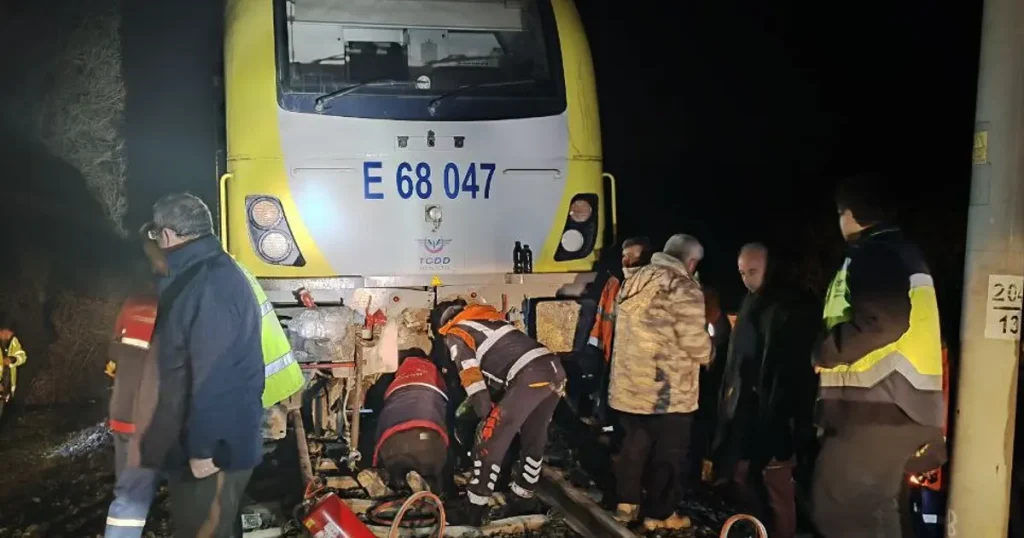 Düşen kaya treni raydan çıkardı, yolcular otobüslerle nakledildi