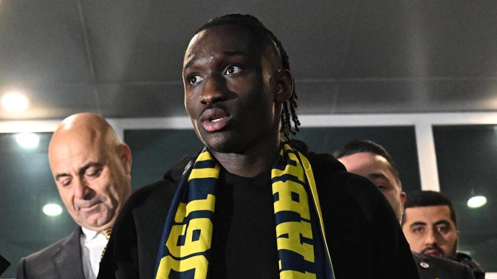 Fenerbahçe’nin yeni golcüsü Sidiki Cherif, ailesiyle birlikte İstanbul’a geldi